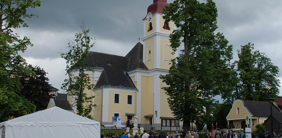 Dekantsfest Lichtenau außen vor der Kirche