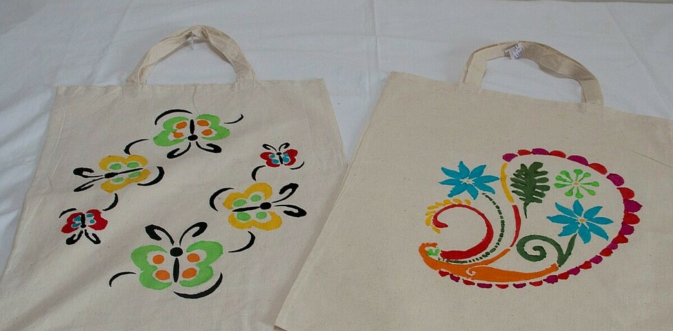 Zwei Taschen mit zwei verschiedenen Mustern in unterschiedlichen Farben