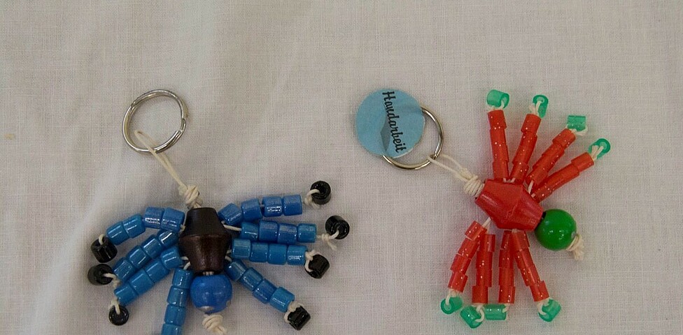 Zwei bunte Schlüsselanhänger in Form einer Spinne