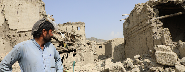 Ein Mann schaut auf sein vom Erdbeben zertrümmertes Haus.