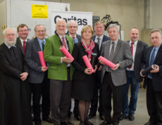 Eröffnung der neuen Caritas Recycling Werkstatt in Zwettl, v.l.: Pfarrer Franz Kaiser, Josef Wagner (Bürgermeister Rappottenstein), Leopold Wimmer (Wirtschaftsleitung Caritas St. Pölten), Bezirkshauptmann Michael Widermann, Emmerich Hahn (Bereisleiter Caritas Menschen mit Behinderungen), Landesrätin Barbara Schwarz, Herbert Prinz (Bürgermeister Zwettl), Caritasdirektor Friedrich Schuhböck, Eduard Stern (Leiter Caritas Recycling Zwettl), LAbg. Franz Mold. Zwettl Recycling Eröffnung Gruppenfoto