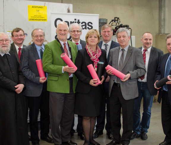 Eröffnung der neuen Caritas Recycling Werkstatt in Zwettl, v.l.: Pfarrer Franz Kaiser, Josef Wagner (Bürgermeister Rappottenstein), Leopold Wimmer (Wirtschaftsleitung Caritas St. Pölten), Bezirkshauptmann Michael Widermann, Emmerich Hahn (Bereisleiter Caritas Menschen mit Behinderungen), Landesrätin Barbara Schwarz, Herbert Prinz (Bürgermeister Zwettl), Caritasdirektor Friedrich Schuhböck, Eduard Stern (Leiter Caritas Recycling Zwettl), LAbg. Franz Mold. Zwettl Recycling Eröffnung Gruppenfoto