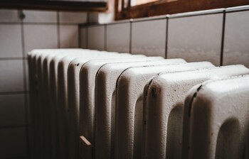 Alter weiß lackierter Heizkörper