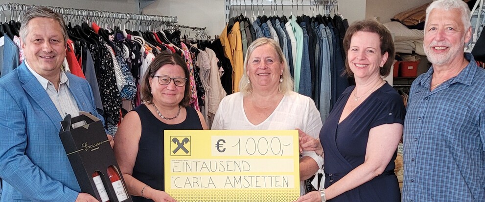 Spende Carla Amstetten: Fünf Personen mit Scheck über 1000 Euro in Amstetten