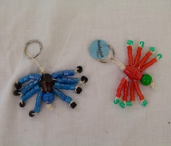 Zwei bunte Schlüsselanhänger in Form einer Spinne