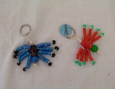 Zwei bunte Schlüsselanhänger in Form einer Spinne