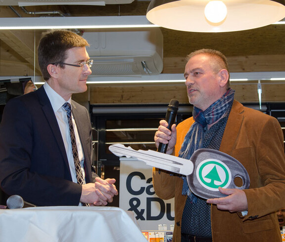 Im Spar bei der Übergabe des symbolischen Schlüssel für das Caritas-Auto