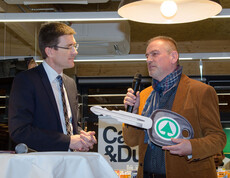 Im Spar bei der Übergabe des symbolischen Schlüssel für das Caritas-Auto