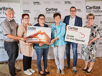Die Caritas Haussammlung ist eine der größten Spendenaktionen für Menschen in Not in Niederösterreich. In den Monaten Juni und Juli machen sich Haussammler*innen aus niederösterreichischen Pfarren auf den Weg und bitten um eine Spende zugunsten von Menschen, die Hilfe und Unterstützung benötigen. Das Geld, das bei der Haussammlung gesammelt wird, wird von der Caritas direkt in Niederösterreich verwendet, v.l.: Pfarrcaritasleiter Christian Köstler, Haussammlerin Heidi Kerndl, Pfarrcaritasreferentin Christa Herzberger, Haussammlerin Helga Gruber, Generalsekretär Christoph Riedl sowie Petra Fischer, Leiterin Caritas Mutter Kind Haus.