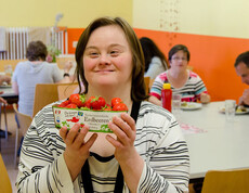 Junges Mädchen mit frischen Erdbeeren