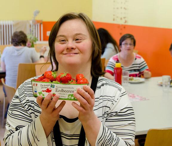 Junges Mädchen mit frischen Erdbeeren