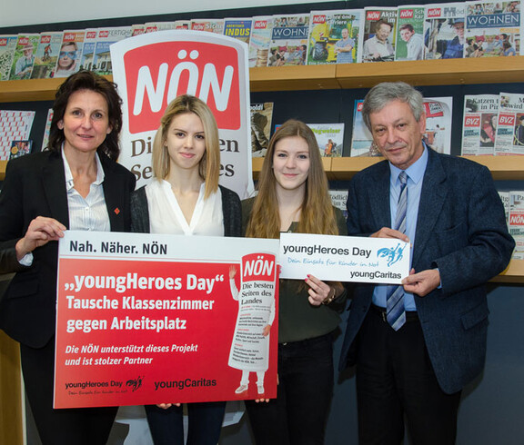 Der Direktor der Caritas St. Pölten im NÖ Pressehaus mit einerm Mitarbeiterin und zwei jungen Teilnehmerinnen des "youngHeroes Day"