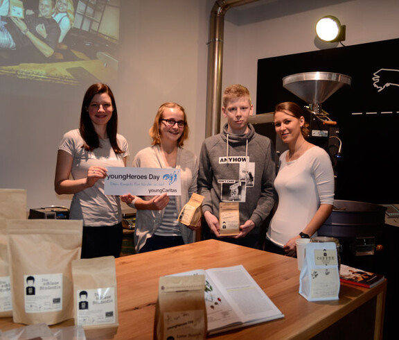 Eine youngCaritas-Mitarbeiterin im Kaffee-Campus Krems mit drei Teilnehmern