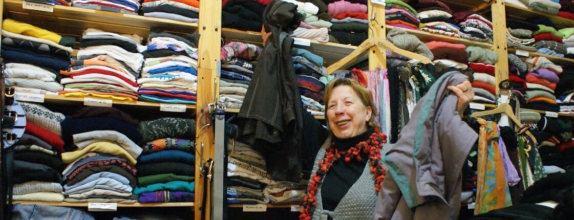 Freiwillige Mitarbeiterin in der Kleiderausgabe