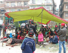 Mehrere Menschen aus Nepal liegen notgedrungen unter einem Zelt
