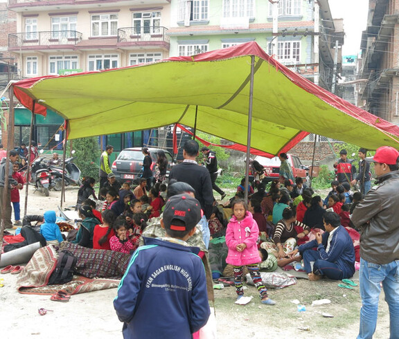 Mehrere Menschen aus Nepal liegen notgedrungen unter einem Zelt