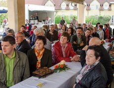 Viele Menschen sitzen an Tischen