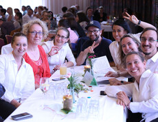Fest der Inklusion - glückliche Besucher genießen den Abend Fest der Inklusion - glückliche Besucher genießen den Abend