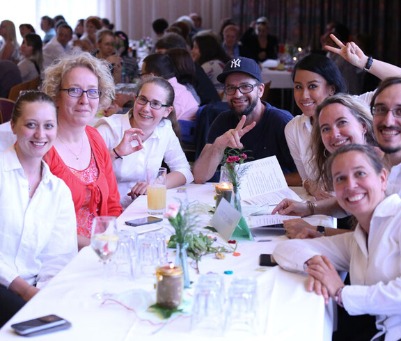 Fest der Inklusion - glückliche Besucher genießen den Abend Fest der Inklusion - glückliche Besucher genießen den Abend