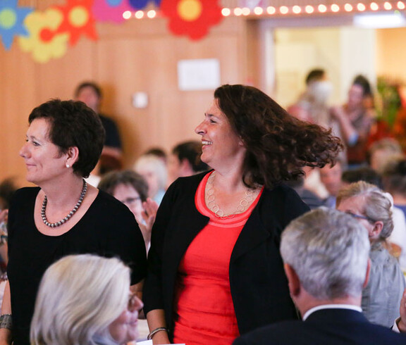 Zwei Besucherinnen genossen sichtlich den Abend Zwei Besucherinnen genossen sichtlich den Abend