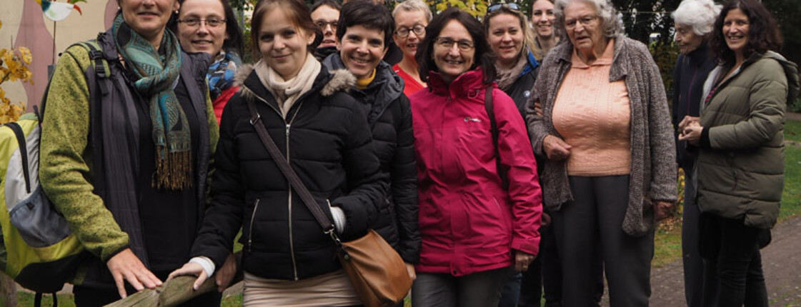 Mitarbeiterinnen und Heimleitung sowie Pflegedienstleiter bei einem Spaziergang durch einen Park