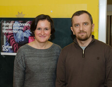 Zwei Caritas-Mitarbeiter bei der Kinderkampagne