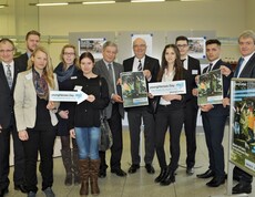Gruppenfoto in der Bank Youngherosday 2015
