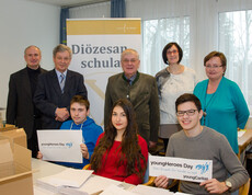 Der Direktor der Caritas St. Pölten im Diözesan Schulamt mit Mitarbeitern und jungen Teilnehmern des "youngHeroes Day"