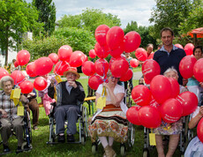 Sommerfest im Haus St. Eliabeth mit Schlagerstar Chris Heart © Karl Lahmer Sommerfest Haus St. Elisabeth Gruppenfoto rote Ballons