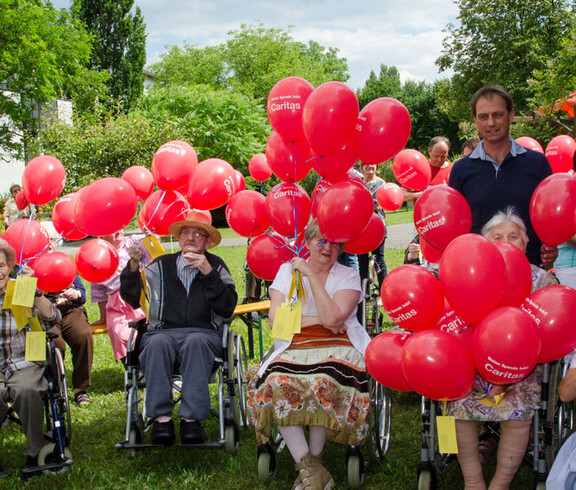 Sommerfest im Haus St. Eliabeth mit Schlagerstar Chris Heart © Karl Lahmer Sommerfest Haus St. Elisabeth Gruppenfoto rote Ballons