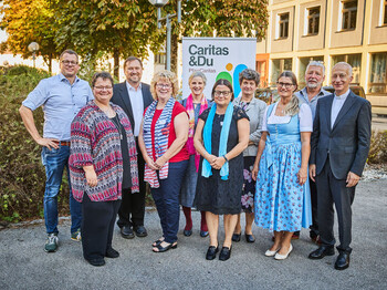 30 Jahre Pfarrcaritas, v.l.: Christoph Riedl (Generalsekretär Caritas St. Pölten), Pfarrcaritasreferentin Waldviertel Nord Beatrix Dangl-Watko, Caritasdirektor Hannes Ziselsberger, Pfarrcaritasreferentin Waldviertel Süd Ursula Neubauer, Veronika Prüller-Jagenteufel (geistl. Assistentin Caritas St. Pölten), Pfarrcaritasreferentin Zentralraum Christa Herzberger, Pfarrcaritasreferentin Mostviertel Ost Monika Bramauer, Pfarrcaritasreferentin Mostviertel West Ilse Kappelmüller, Pfarrcaritasleiter Christian Köstler und Caritas-Präsident Michael Landau.