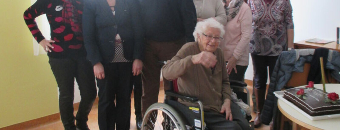 Fr. B. mit Gratulanten