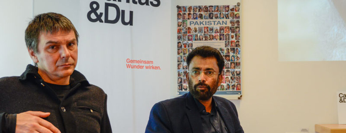 Caritas Pakistan-Gruppe - Andreas Zinggl mit anderem Mitarbeiter der Gruppe
