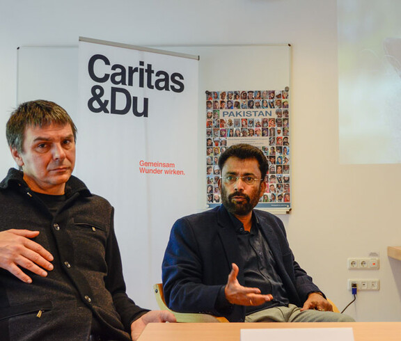 Caritas Pakistan-Gruppe - Andreas Zinggl mit anderem Mitarbeiter der Gruppe