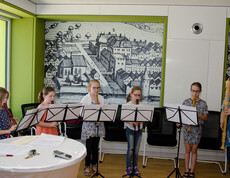 Caritas Betreuen und Pflege Pöchlarn - junge Mädchen spielen Flöte
