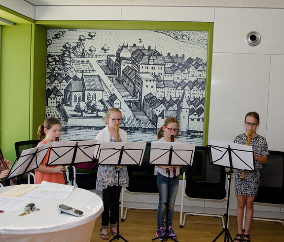Caritas Betreuen und Pflege Pöchlarn - junge Mädchen spielen Flöte