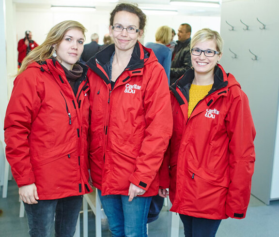Drei Caritas-Mitarbeiterinnen im Containerdorf der Asylwerber in Melk
