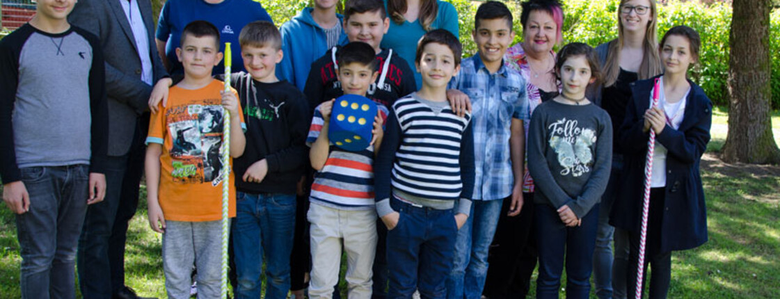 Foto im Garten mit UNIQA Marketingleiter Dieter Gruberbauer (li.), VitalCoach Sabine Grundböck (2.v.l) sowie dem Team und SchülerInnen. 