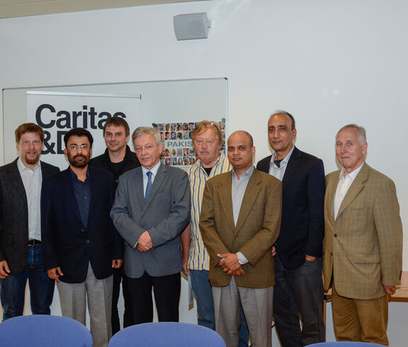Caritas Pakistan-Gruppe mit dem Direktor der Caritas St. Pölten