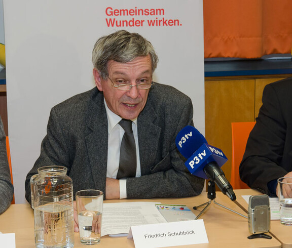 Der Direktor der Caritas St. Pölten bei einem Interview mit P3tv zur Kinderkampagne