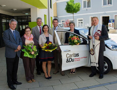 Caritas Betreuen und Pflege Pöchlarn - Gruppenfoto beim Caritas-Auto