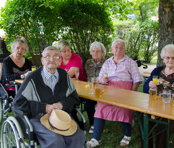 Sommerfest im Haus St. Eliabeth mit Schlagerstar Chris Heart © Karl Lahmer Sommerfest Haus St. Elisabeth Gruppenfoto ältere Damen