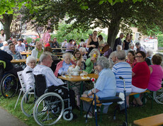 Sommerfest im Haus St. Eliabeth mit Schlagerstar Chris Heart © Karl Lahmer Sommerfest Haus St. Elisabeth Gruppenfoto viele Menschen an Tischen