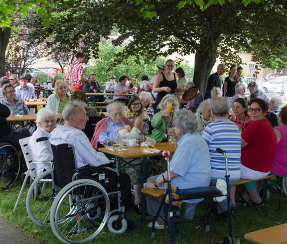 Sommerfest im Haus St. Eliabeth mit Schlagerstar Chris Heart © Karl Lahmer Sommerfest Haus St. Elisabeth Gruppenfoto viele Menschen an Tischen