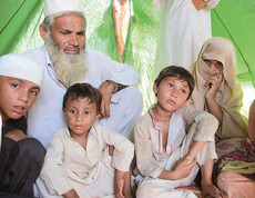 Foto einer Familie in Pakistan in ihrem Zelt