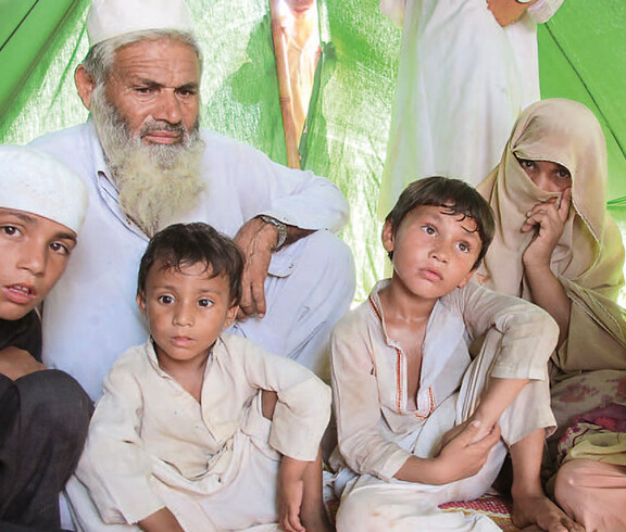 Foto einer Familie in Pakistan in ihrem Zelt