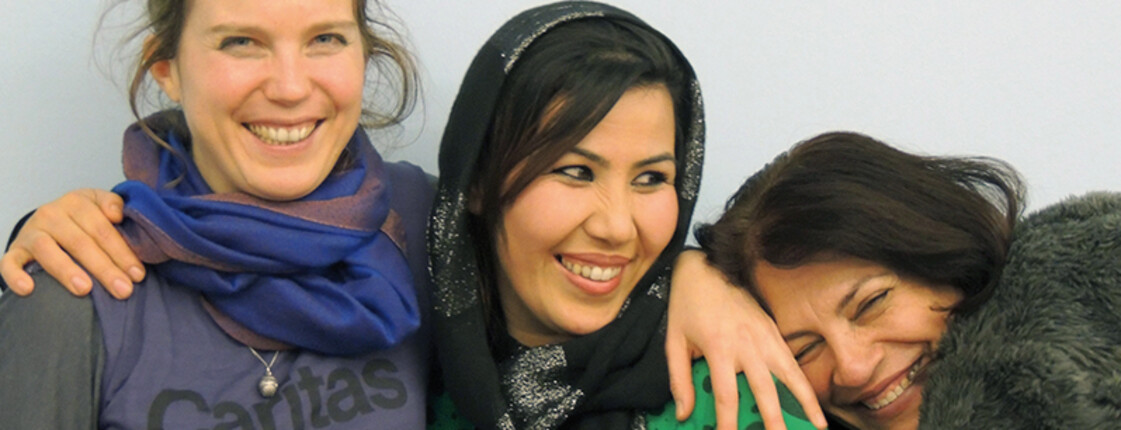 drei lachende Frauen