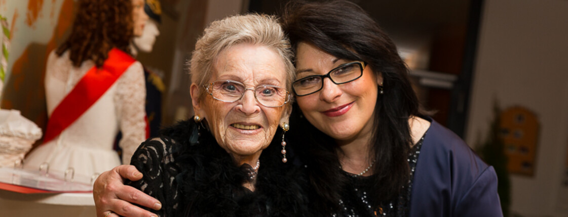 Ballbesucherinnen beim Ball der Melodien im Haus St. Teresa Ballbesucherinnen beim Ball der Melodien im Haus St. Teresa