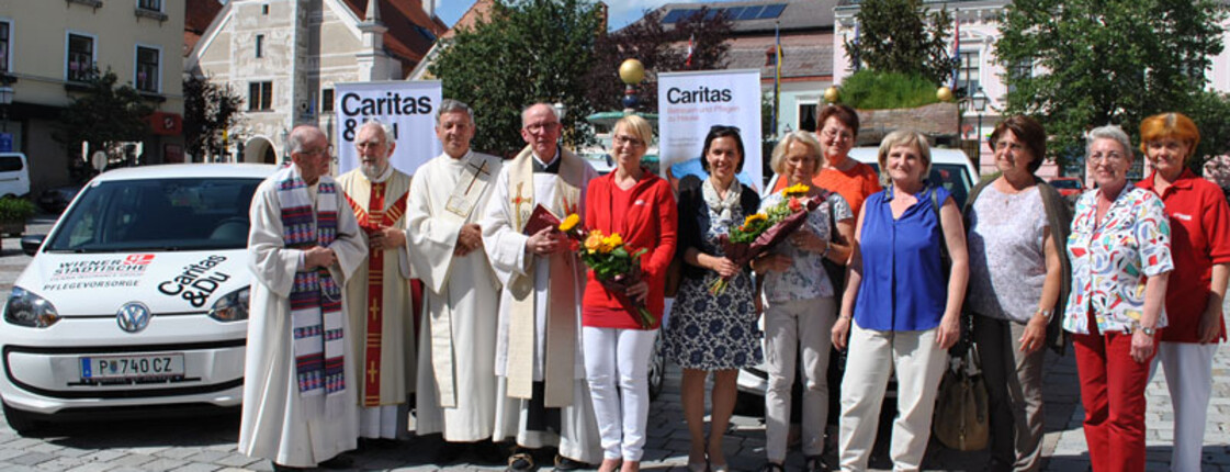 Gruppenfoto einiger Caritas-Mitarbeiter und Geistlichen