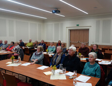 Die Haussammler der Pfarre Amstetten St. Marien informieren sich über die aktuellen Projekte der Caritas